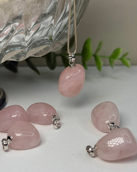 Rosenquarz-Anhänger (ca. 2 cm) mit 925 Silberöse – intuitiv gewählter Edelstein-Schmuck für Liebe und Harmonie von Fabelschön