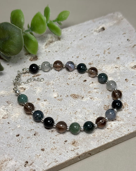 Moosachat-Rauchquarz-Armband „Kraft der Erde“ mit 925er Silber-Zwischenperlen – natürliche Grüntöne und erdige Eleganz, handgefertigter Edelstein-Schmuck von Fabelschön.