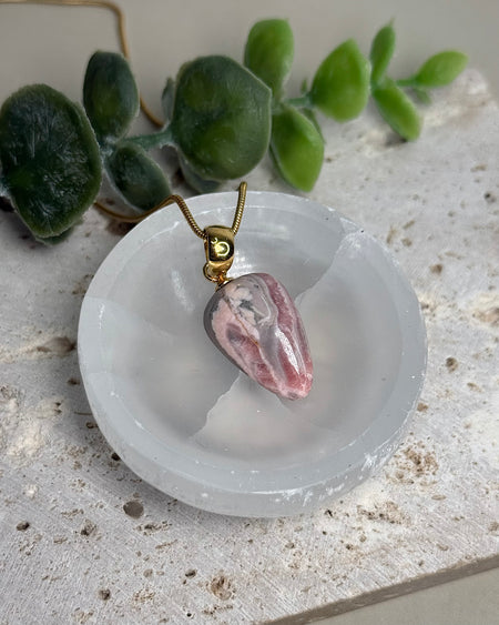 Rhodochrosit-Anhänger mit vergoldeter 925 Silberöse – 2,2 cm Edelstein-Schmuck in sanften Rosétönen für Lebensfreude und Herzenergie.