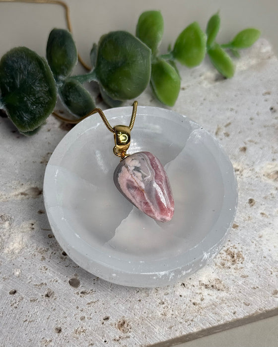Rhodochrosit-Anhänger mit vergoldeter 925 Silberöse – 2,2 cm Edelstein-Schmuck in sanften Rosétönen für Lebensfreude und Herzenergie.