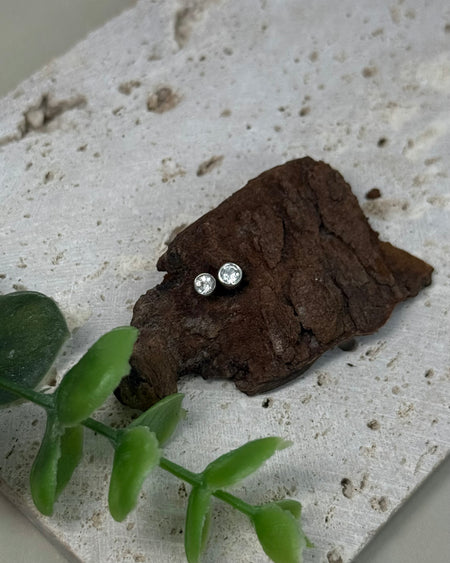 Weiße Topas-Ohrstecker (0,4 cm) aus 925 Silber – zarter Edelstein-Schmuck mit feinem Glanz und klarer Ausstrahlung.