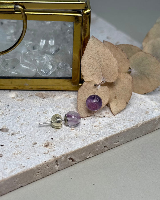 Fluorit-Ohrstecker aus 925 Silber mit 6 mm Kugeln – sanftes Farbspiel aus Grün und Violett, natürliche Edelstein-Ohrringe von Fabelschön.