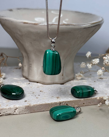 Malachit Anhänger 925 Silber – grüner Edelstein ca. 2 cm mit natürlicher Maserung