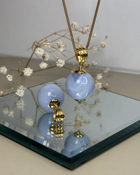 Blauer Chalcedon-Kugelanhänger – 2 cm Kugel aus vergoldetem 925 Silber | Ruhe & Ausdruckskraft