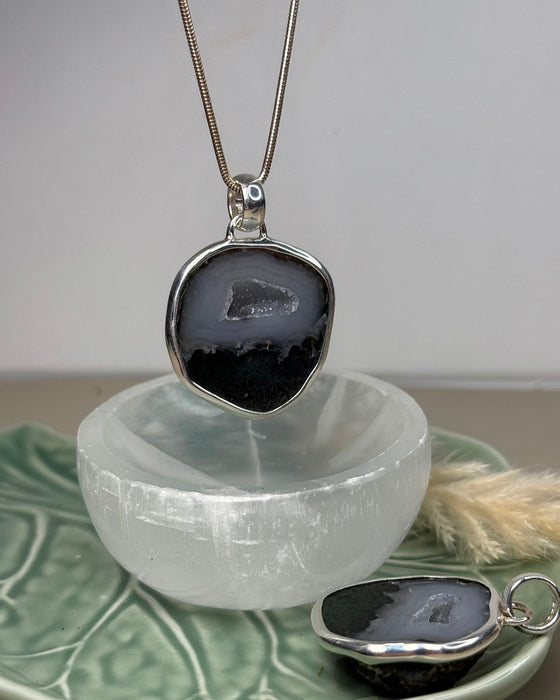 Achat-Anhänger mit funkelnder Druse in 925er Silber-Fassung – natürlicher Edelstein-Schmuck mit schimmernder Tiefe und erdender Energie.