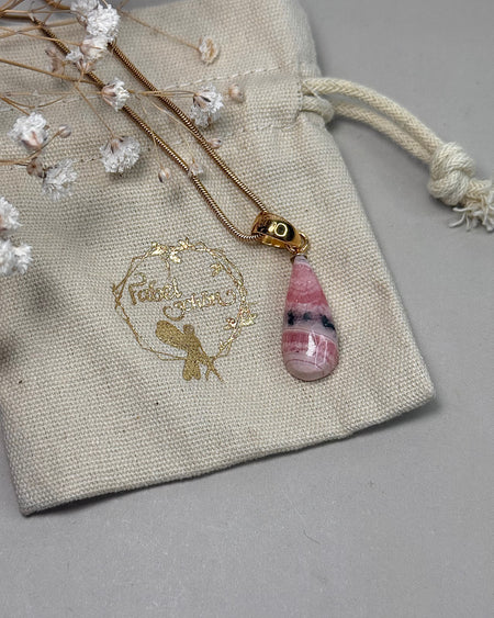 Rhodochrosit-Anhänger (2,1cm) mit vergoldeter 925 Silberöse – zarter Edelstein-Schmuck in sanften Rosétönen, Symbol für Lebensfreude und Herzöffnung von Fabel Schön.