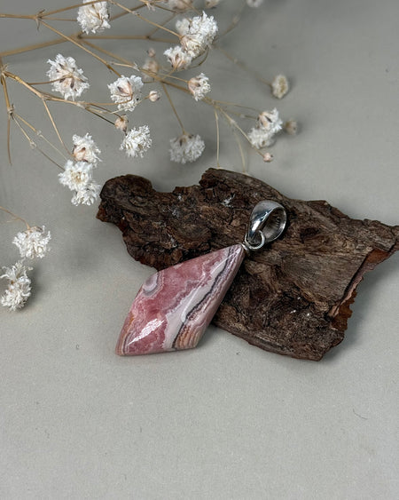 Edler Rhodochrosit-Anhänger mit vergoldeter 925 Silberfassung – 3,1cm natürlicher Kristall in warmen Rosa-Nuancen, handgefertigt für Liebe und Leichtigkeit.
