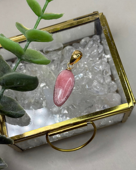Handgefertigter Rhodochrosit-Anhänger (2 cm) mit 925 Silber vergoldeter Öse – feiner Edelstein-Schmuck für Herzenergie, Selbstliebe und Lebensfreude.
