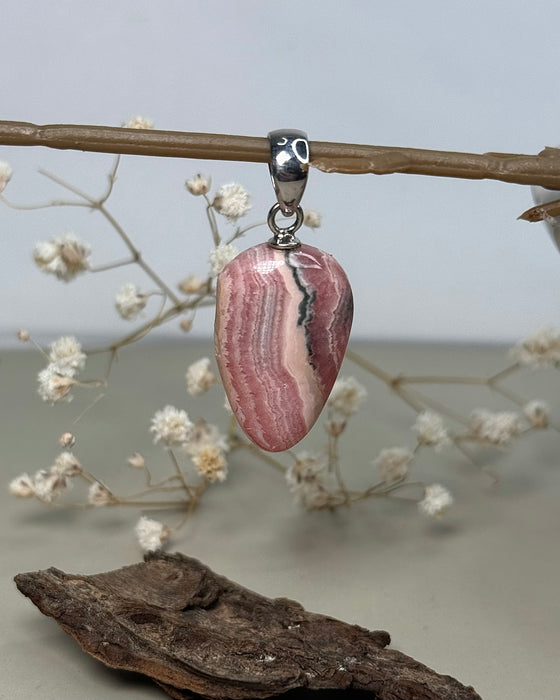 Rhodochrosit-Anhänger aus vergoldetem 925 Silber – 2,8 cm Edelstein in zarten Rosétönen, feines Schmuckstück voller Wärme, Herzenergie und innerer Harmonie.