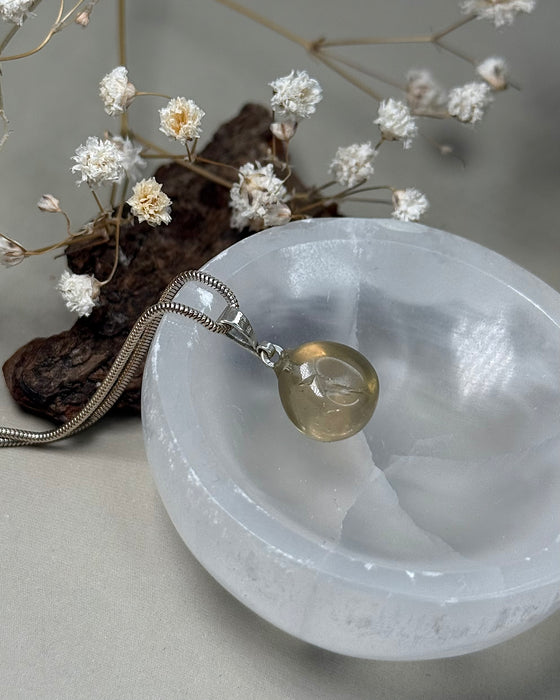 Limonen-Quarz-Anhänger (1,2 cm) mit 925 Silberöse – zarter, hellgelber Edelstein-Schmuck für Licht, Lebensfreude und Optimismus.