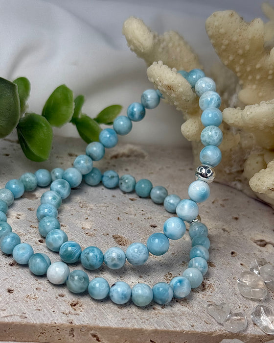 Zartes Larimar-Armband mit 6 mm Kugeln und 925er Silberkugel auf hellem Hintergrund