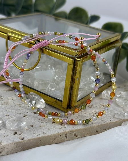 Buntes Zirkonarmband mit Makramé-Verschluss und vergoldeten Silberperlen