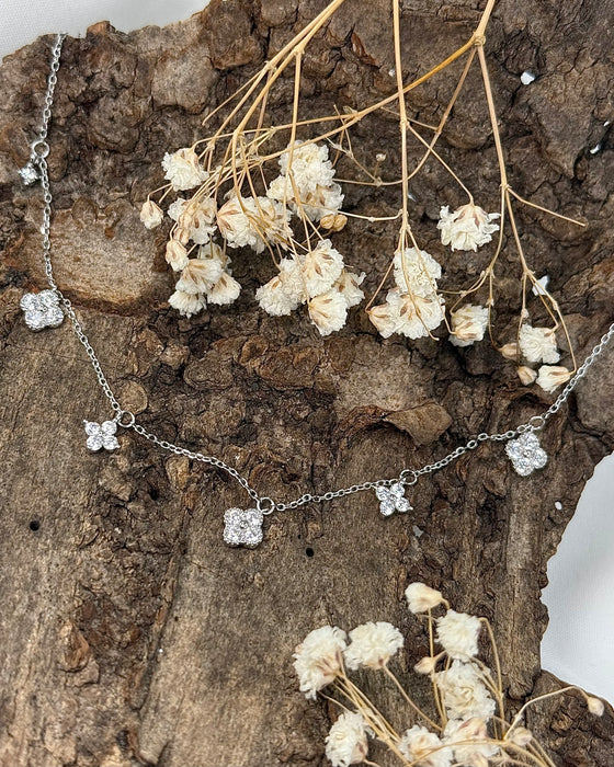 Zirconia-Blütenkette – Feine Halskette aus 925er Silber mit funkelnden Blüten (40–45 cm)