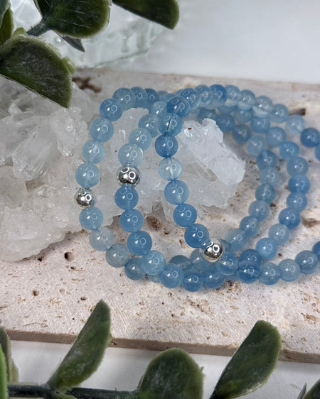 Aquamarin Armband mit 6 mm Edelsteinkugeln und 925 Silberkugel auf hellem Untergrund