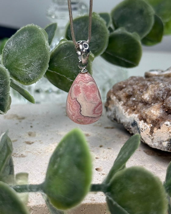 Rhodochrosit-Anhänger 2,4 cm mit 925er Silberöse, rosa Naturstein mit Maserung