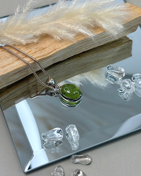 Peridot-Anhänger in 925er Silber mit facettiertem grünem Edelstein, 1,2 cm Länge.