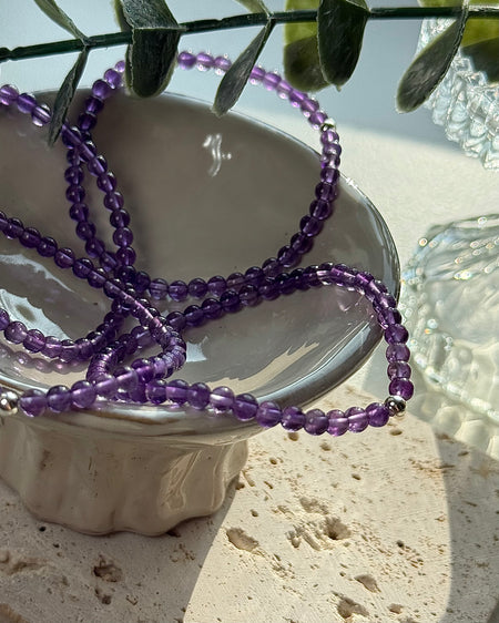 Dunkellila Amethyst-Kugelarmband mit 4-mm-Rundperlen und 925er Silberperle, elastisch, 17 cm.