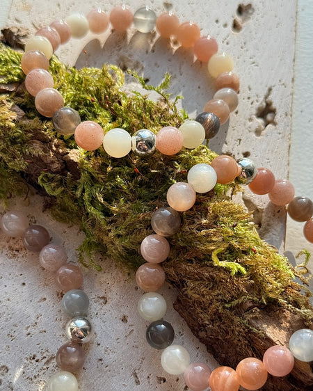 Mondstein-Kugelarmband aus 8-mm-Perlen mit 925er Silberperle, cremig-weiß schimmernd, elastisch, 17 cm.