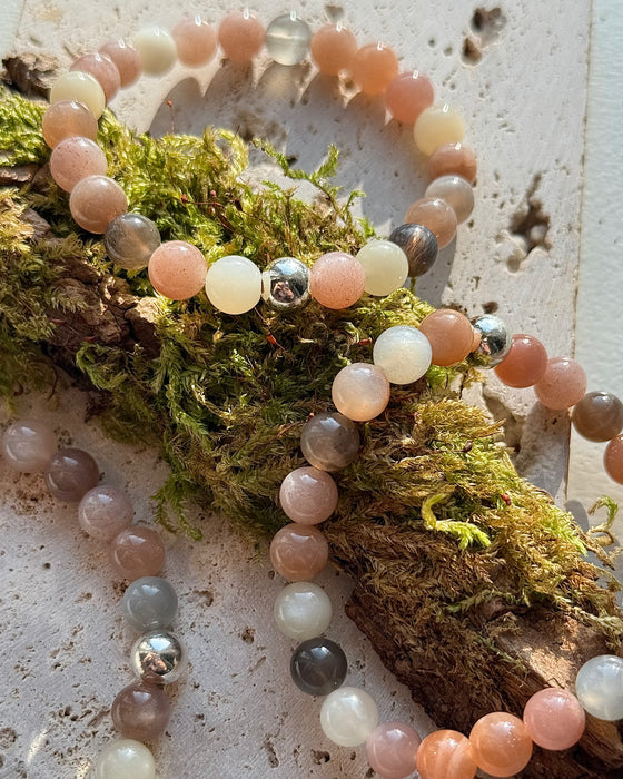 Mondstein-Kugelarmband aus 8-mm-Perlen mit 925er Silberperle, cremig-weiß schimmernd, elastisch, 17 cm.