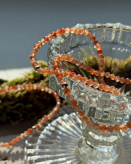 Facettiertes Sonnenstein-Armband mit 3-mm-Perlen in warmem Apricot und 925er Silberperle, elastisch, 17 cm.