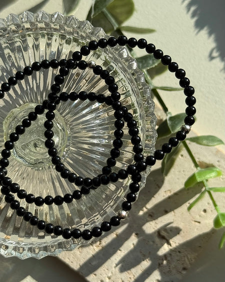 Schwarzer Turmalin-Kugelarmband mit 4-mm-Perlen und 925er Silberperle, elastisch, 17 cm.