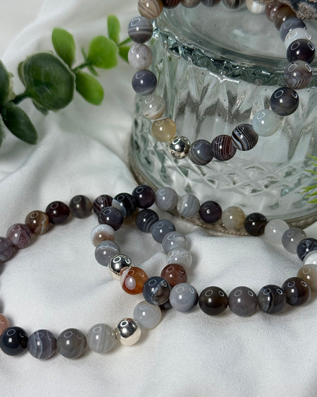 Botswana-Achat-Armband mit 8 mm Kugeln und 925er Silberperle, Umfang 17 cm, auf hellem Hintergrund.