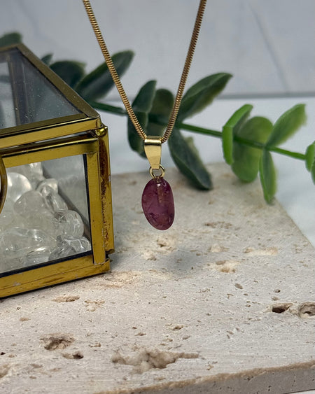 Rubellit-Anhänger (roter Turmalin), 1,2 cm, mit vergoldeter 925er Silberöse, natürliche rosarote Farbnuancen.