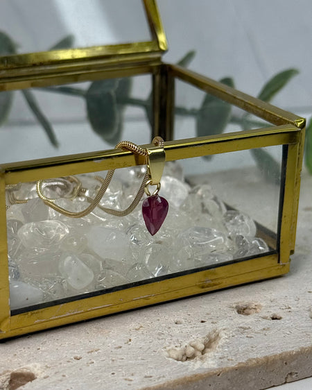 Facettierter Rubellit-Anhänger in Tropfenform, 0,8 cm, rosaroter Naturstein mit vergoldeter 925er Silberöse.