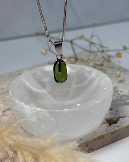  Grüner Turmalin Verdelith Anhänger, 1,2 cm, mit 925er Silberöse.