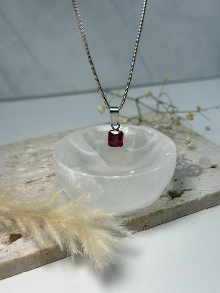 Kleiner Rubellit-Anhänger, 0,7 cm, roter Turmalin mit 925er Silberöse, rosarote Natursteinfärbung