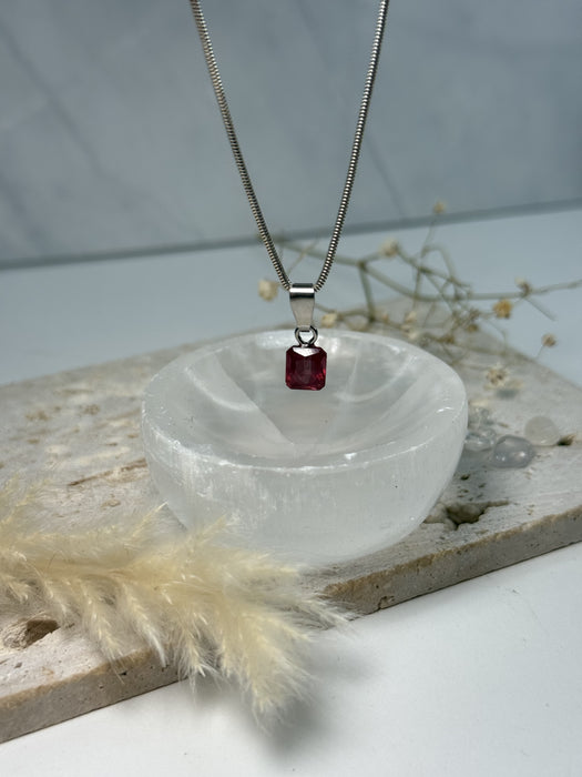 Kleiner Rubellit-Anhänger, 0,7 cm, roter Turmalin mit 925er Silberöse, rosarote Natursteinfärbung