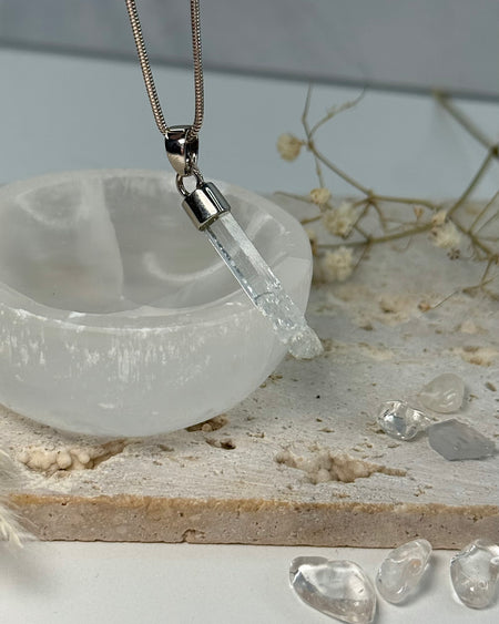 Klarer Aquamarin-Kristall in Stabform, Silberöse, hellblau schimmernd, Produktbild.