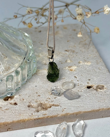 Natürlicher Moldavit Edelstein-Anhänger in Dunkelgrün, roh belassen, mit Silberöse.