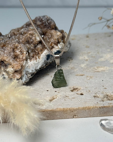 Feiner Moldavit Anhänger roh, ca. 1 cm, hochwertig gefasst in Sterling Silber.