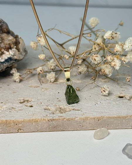 Unikat-Anhänger aus rohem Moldavit mit filigraner 925er Silberöse vergoldet