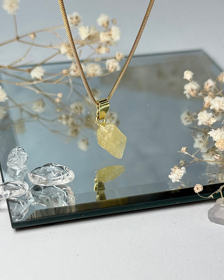 Feiner Danburit Edelsteinanhänger, klares Mineral mit Silberöse