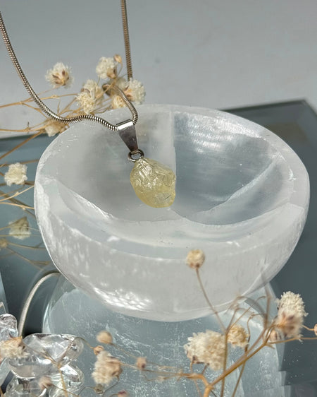 Danburit Schmuckanhänger als Naturstein-Unikat