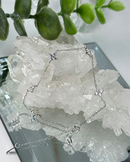 Zartes Silberarmband mit funkelnden Zirconia-Blumen, 17–21 cm verstellbar, Produktfoto.