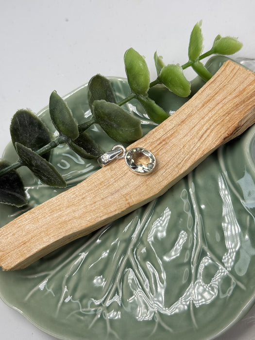 Zarter Prasiolith-Anhänger, 1,1 cm, eingefasst in 925er Silber, hellgrün und facettiert.
