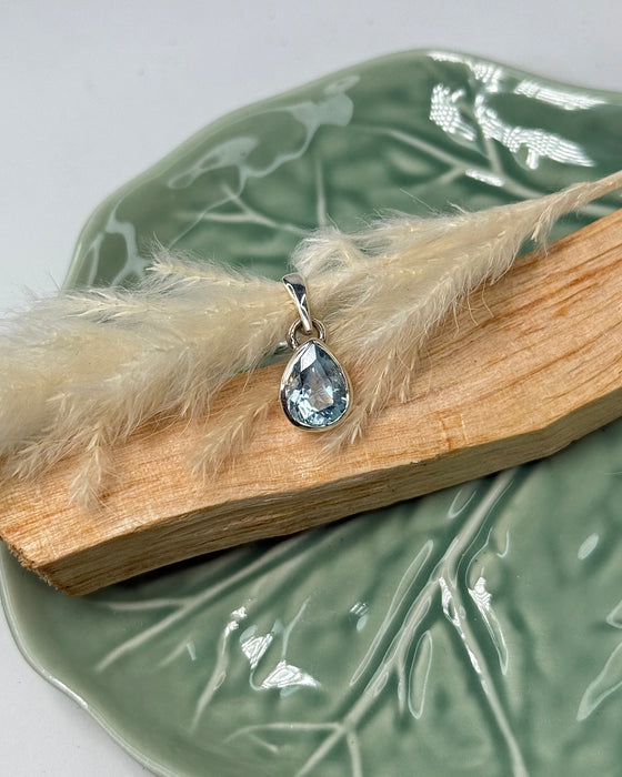 Aquamarin-Anhänger facettiert  1 cm  925er Silberfassung