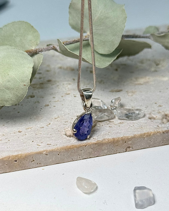 Tansanit Tropfenanhänger 1,2 cm in 925er Silberfassung