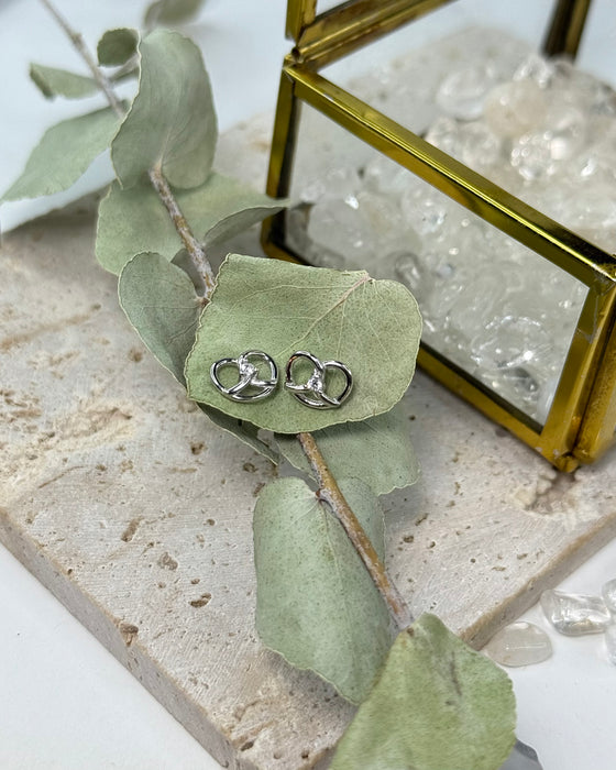 Brezel Ohrstecker aus 925er Silber mit Zirkonia, 8 mm, filigran