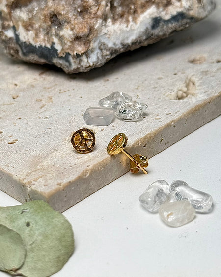 Kleine Peace-Ohrstecker aus vergoldetem 925er Silber, gehämmert, 6 mm