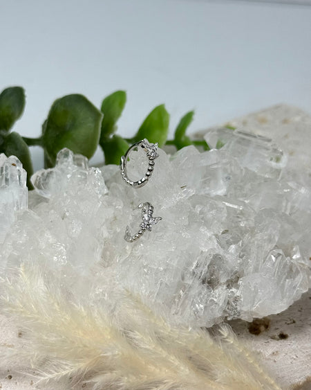 925er Silberohrringe mit kleinen Zirconia-Schmetterlingen, 1,1 cm, Produktfoto.