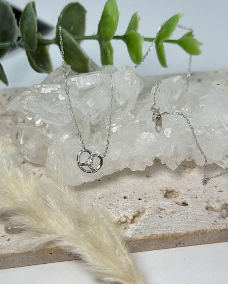 925er Silberkette mit Brezelanhänger und Zirkonia auf hellem Hintergrund