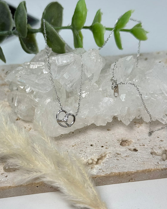 925er Silberkette mit Brezelanhänger und Zirkonia auf hellem Hintergrund