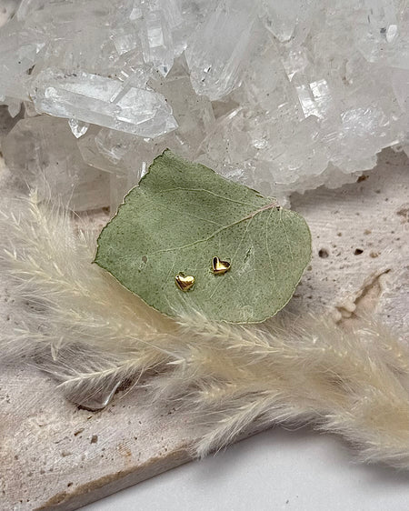 Zarte herzförmige Ohrstecker aus 925er Silber, vergoldet, 3 mm Größe.