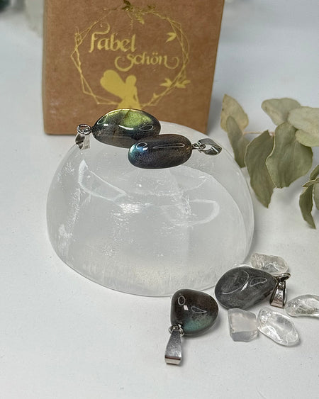 Labradorit-Anhänger ca. 1,5 cm mit 925er Silberöse, schimmerndes Edelsteinproduktfoto.