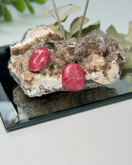 Rosafarbener Zoisit-Anhänger, 2 cm, zarte Pinktöne, natürliche Struktur, Silberöse