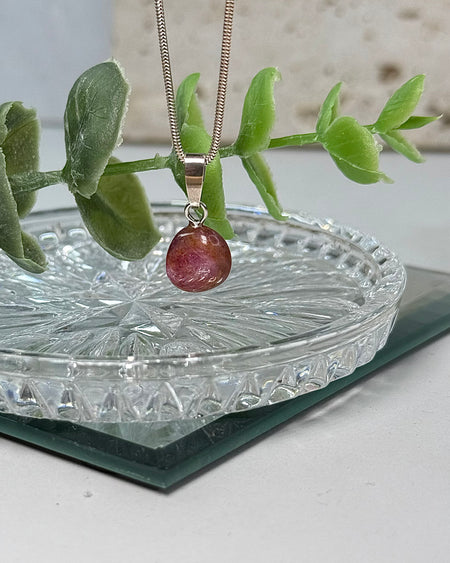 Filigraner Rubellit-Anhänger aus rotem Turmalin mit 925er Silberöse, ca. 1 cm groß, naturbelassenes Einzelstück.